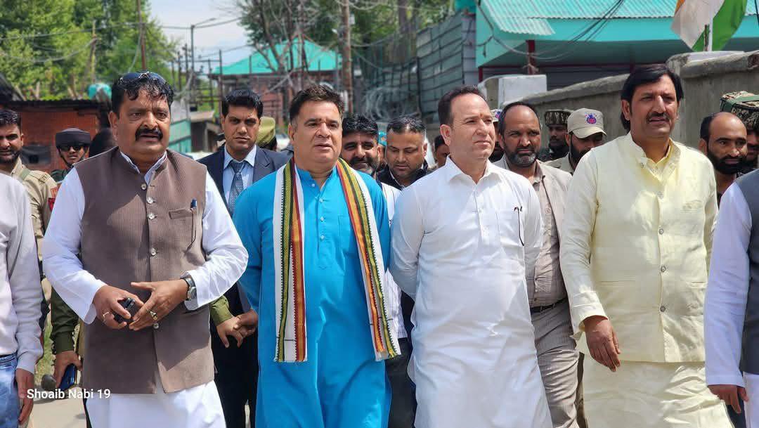  Sunil Sharma, Ravinder Raina , Ashok Koul visit Syed Aadil’s family 