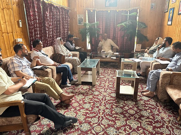 Newly appointed office bearers of Kashmir Division call on Ashok Koul at Srinagar