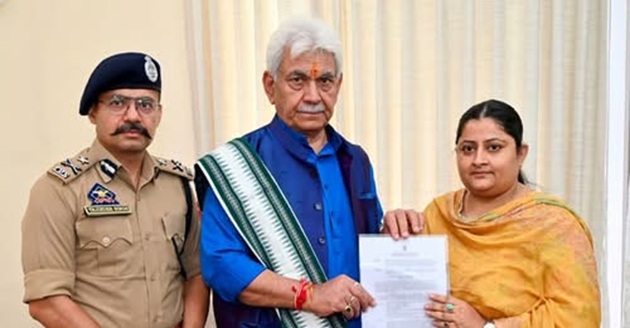'LG Manoj Sinha hands over appointment letter to Wife of J&K Police SI Sachin Verma'