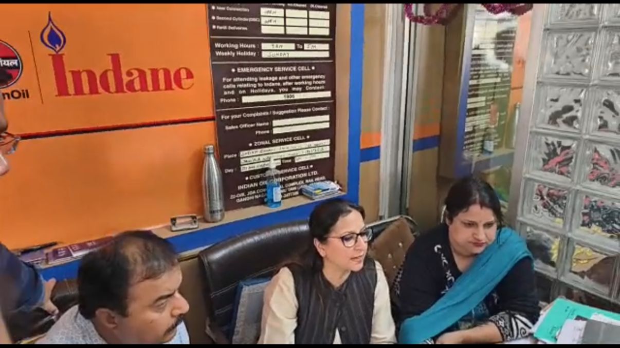 'LPG Dealers  directed to follow home delivery system : ADC Jammu Ansuya Jamwal'