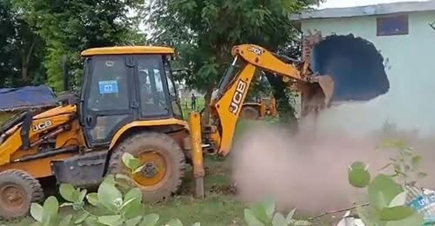 'Samba Administration  demolishes house of an alleged drug peddler as part of an intensified anti-narcotics crackdown'