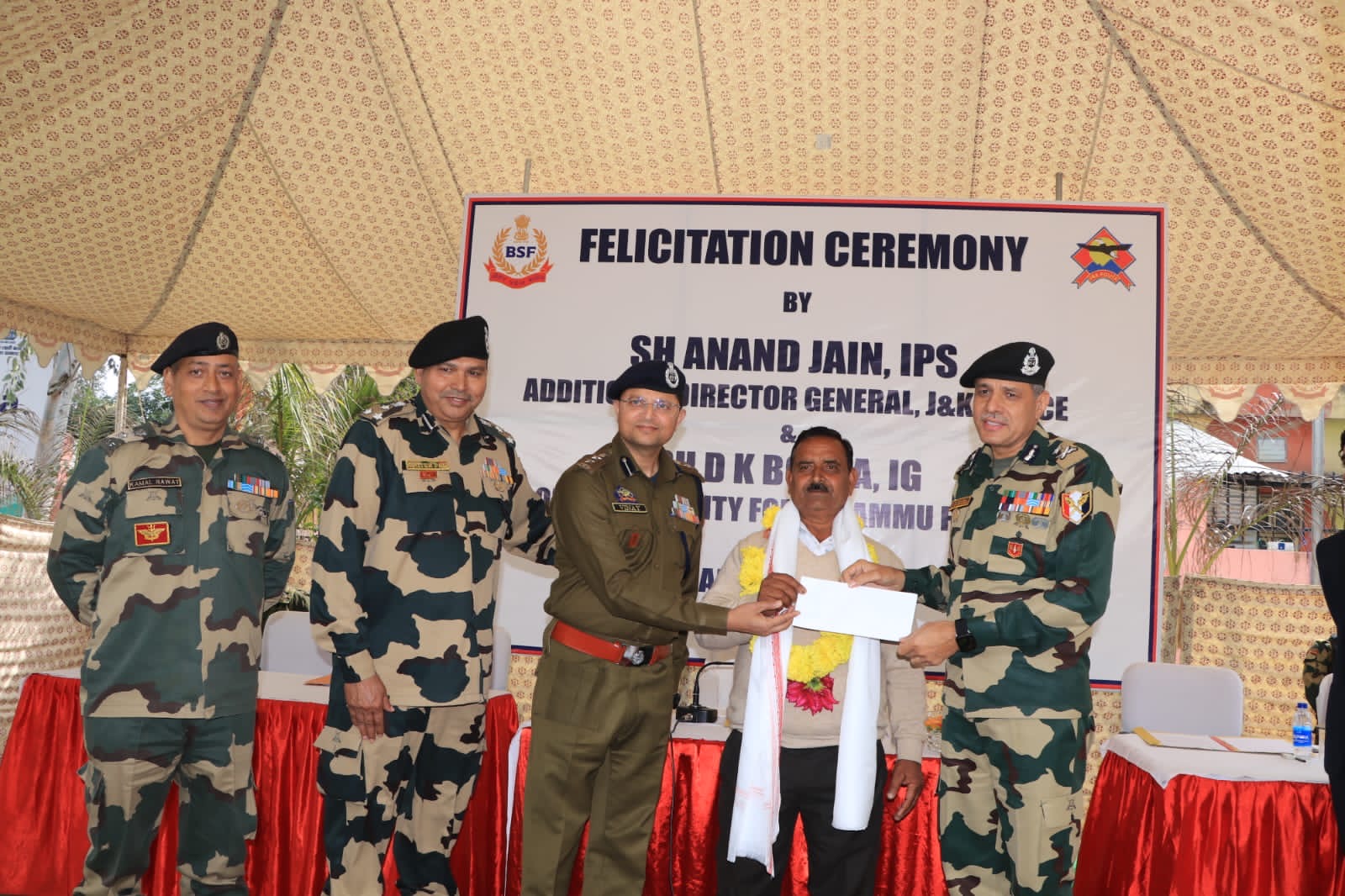 J&K Police felicitates Informer of Pak Drone in Ramgarh sector  with a Cash Reward of Rs 3 Lakh