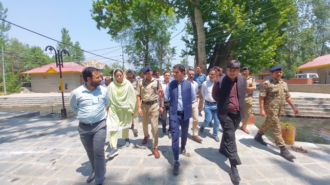 Div Com Kashmir Visits Tulmulla, Inspects Arrangements For Kheer Bhawani Mela 