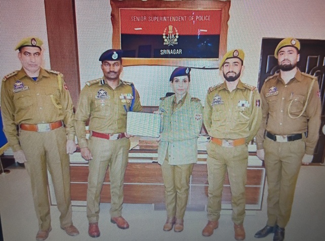 Srinagar Police receive award for Best Performing District in North Zone for mobile recovery
