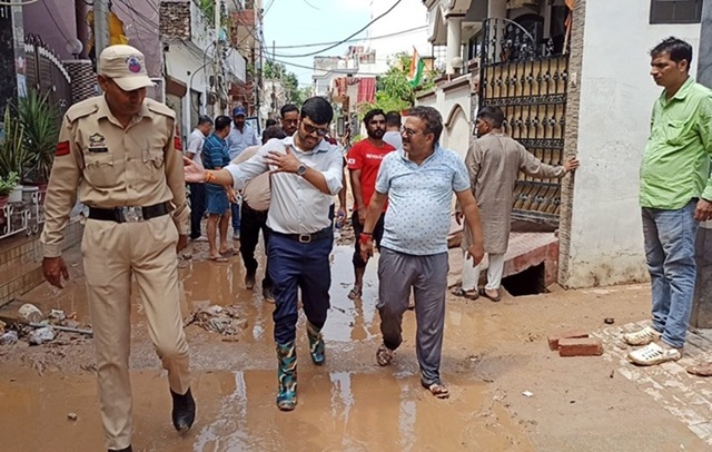 Dr. Devansh Yadav conducts extensive tour of several wards of JMC 