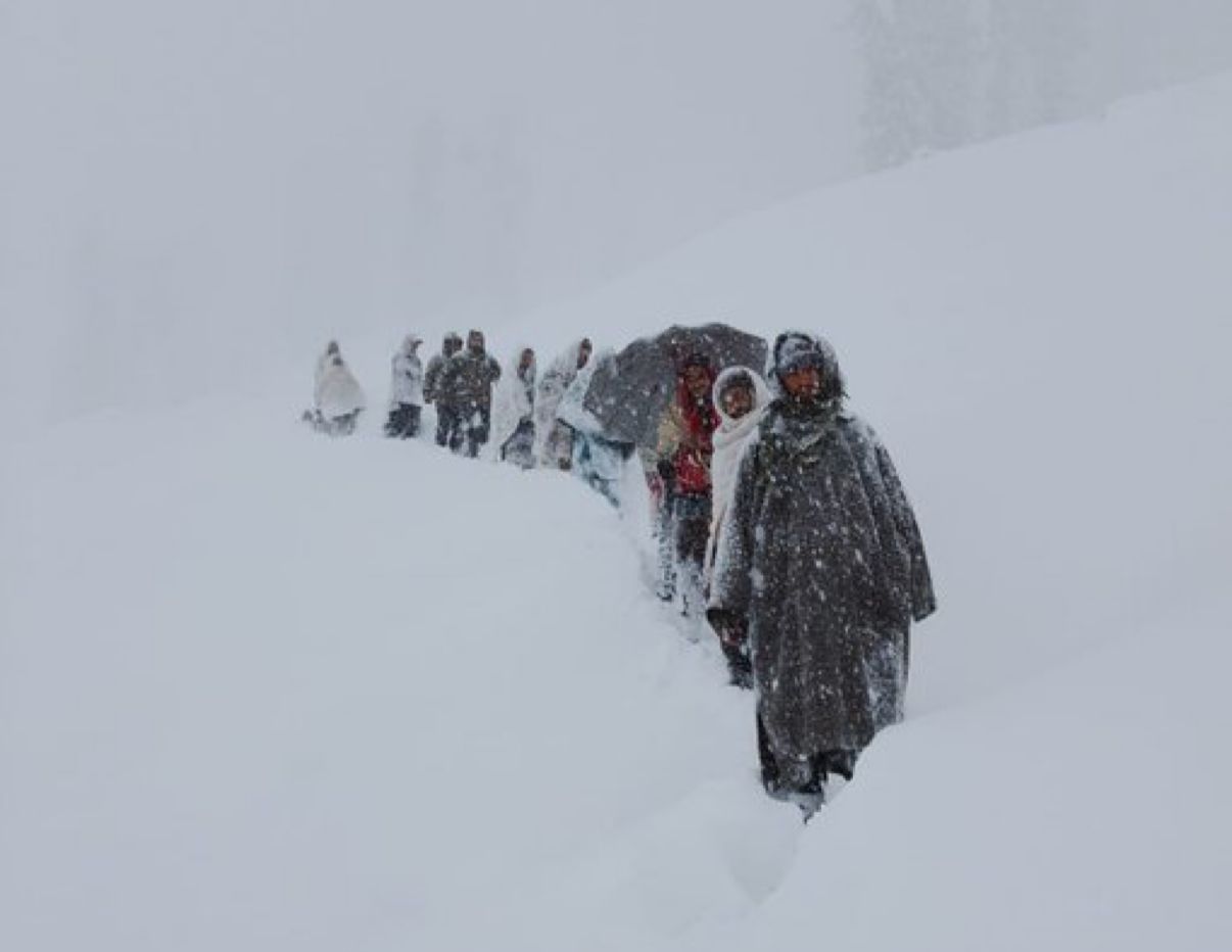 Udhampur Police rescues 12 Stranded in Snowfall