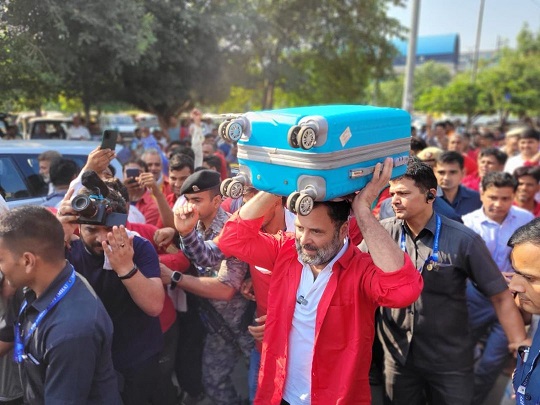 Rahul Gandhi   Acts as a porter on railway station