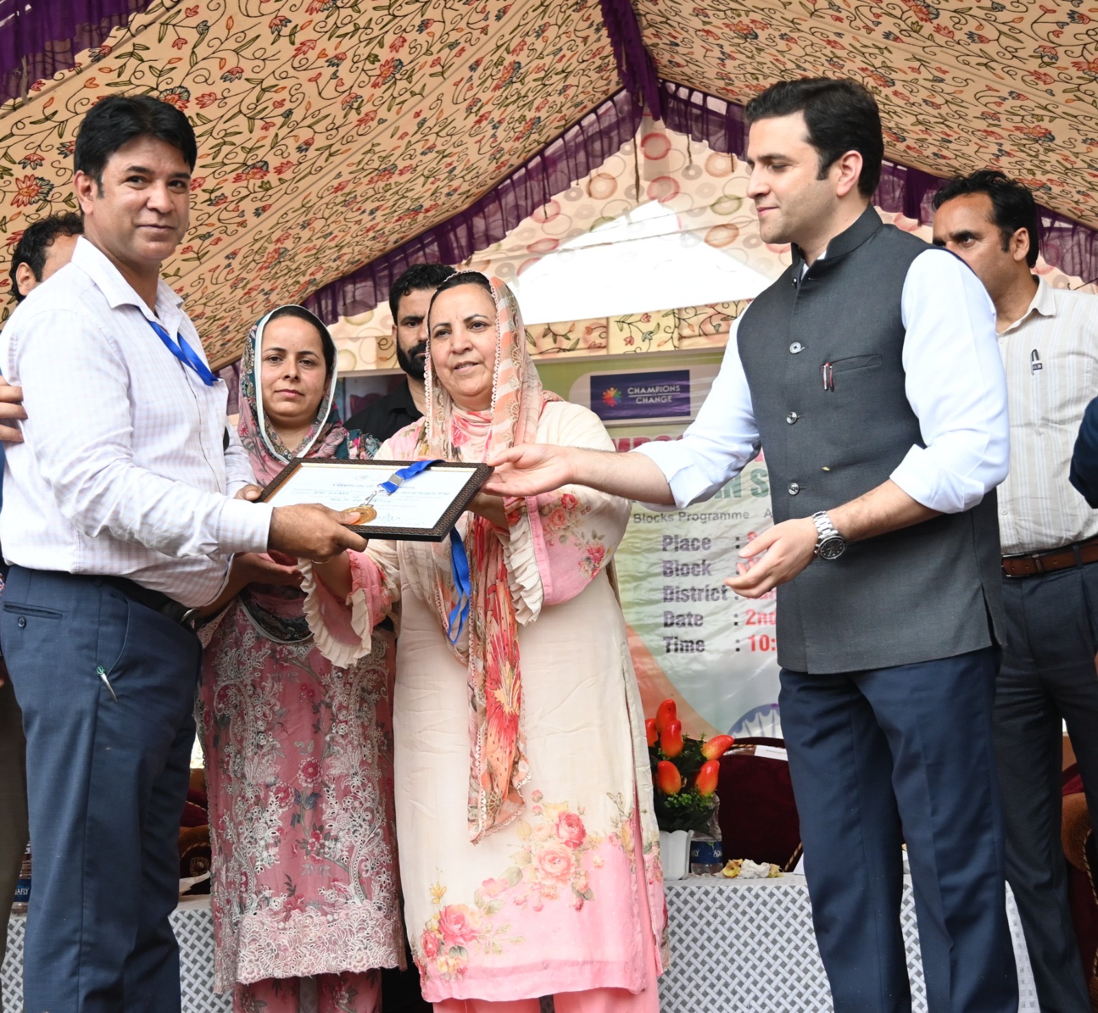 Sakeena Itoo inaugurates week long Akanksha Haat to promote local crafts in Kulgam 