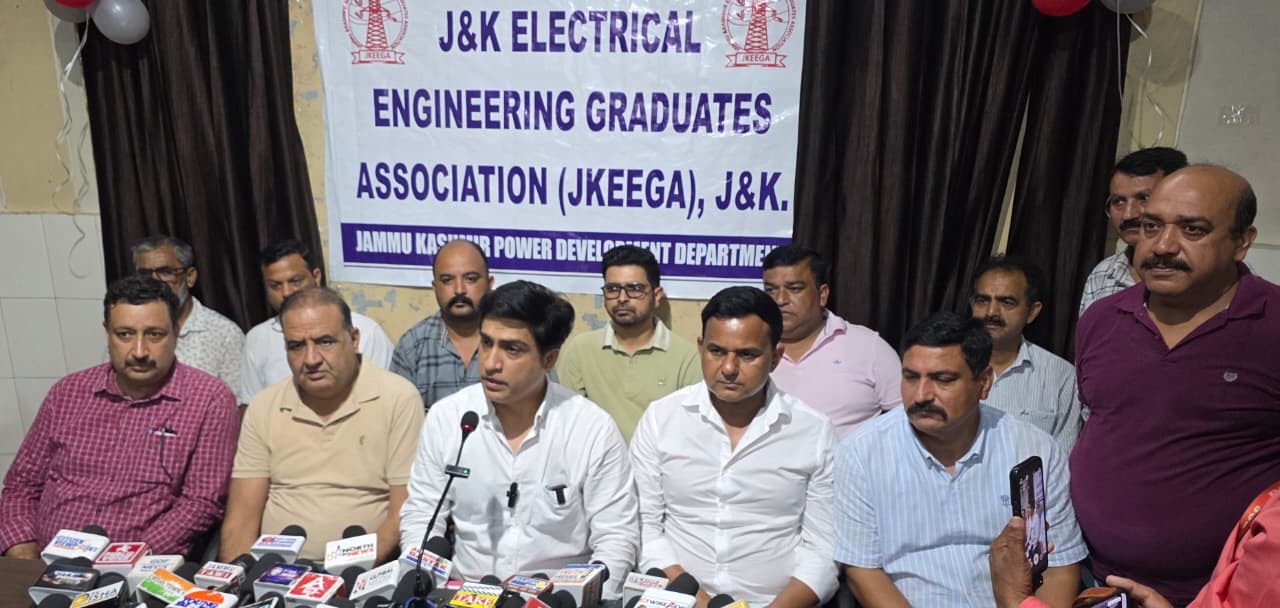 J&K Power Employees and Engineers call for protest , serve 48 hour notice to  to withdraw suspension