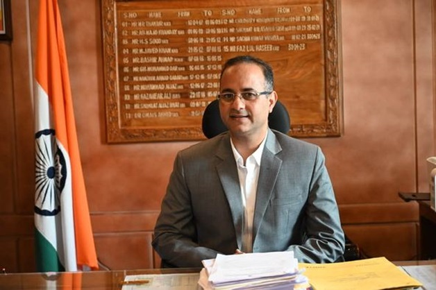DC Shopian demonstrates use of Land records portal for public