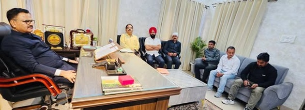 'PHE daily wagers calls-off their strike after successful talks with Jal Shakti Minister '