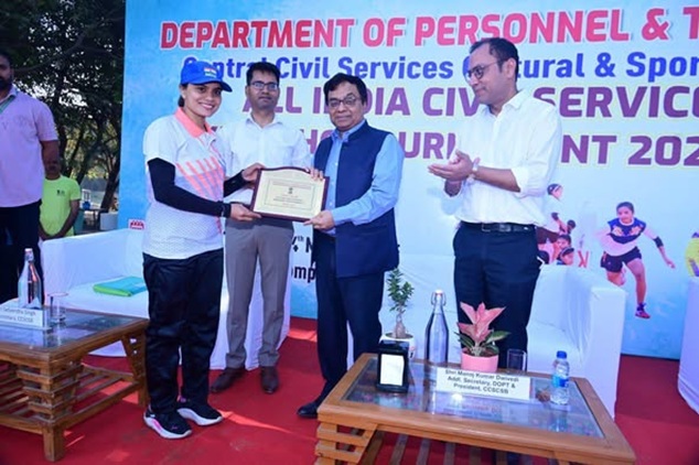 IAS Officer Manoj Dwivedi gives Trophies & Medals as President, CCSCSB to winners of All India competition 