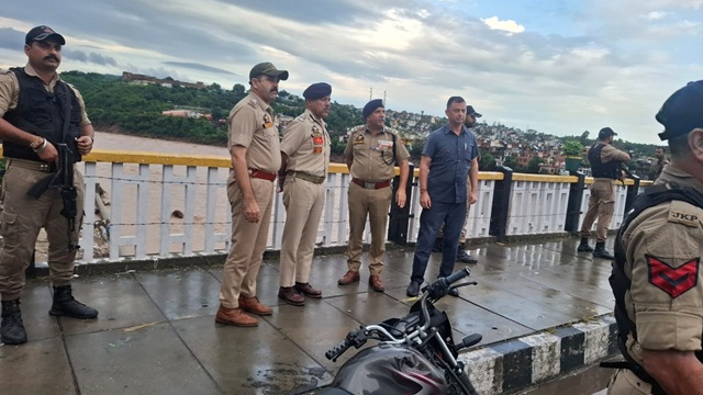 'DGP J&K commends police personnel for safeguarding lives of people during adverse weather '