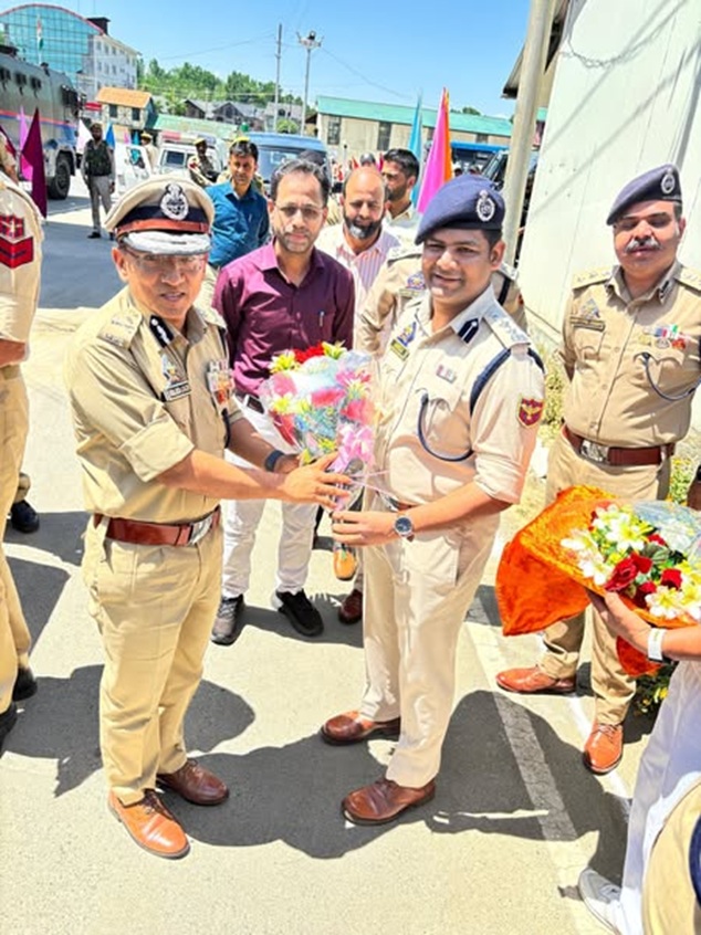 Anand Jain visits HQ of IRP 11th Battalion at DPL Anantnag