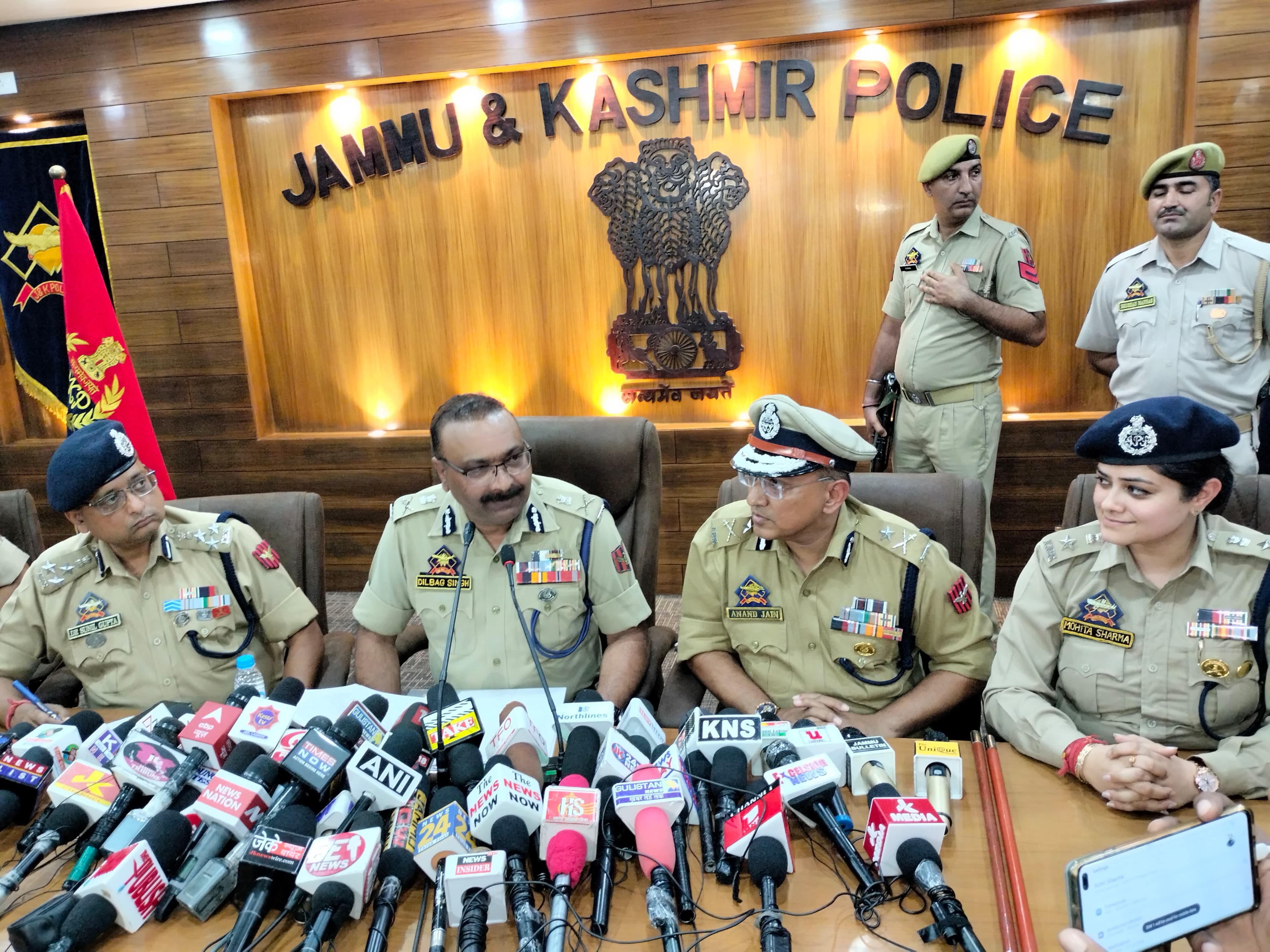 J&K Police along with Punjab Police carried out Raids : Drugs kingpin arrested , 5 Cr cash seized : DGP J&K congratulates Police Officers 