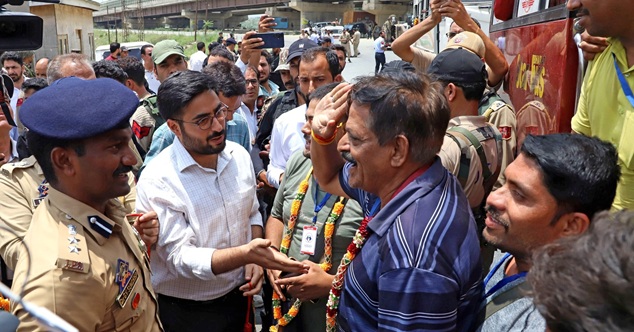First batch of Amarnath pilgrims welcomed by DC Srinagar, Akshay Labroo & SSP Srinagar Sandeep Chakravarti