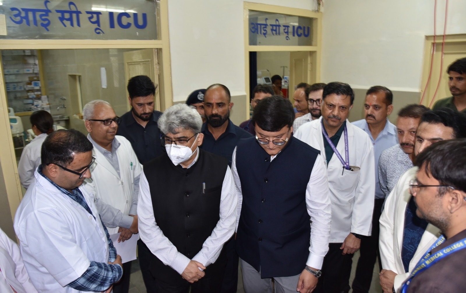 'CS J&K along with  DC ,Transport Comm visits Road Accident Victims at GMC Udhampur'
