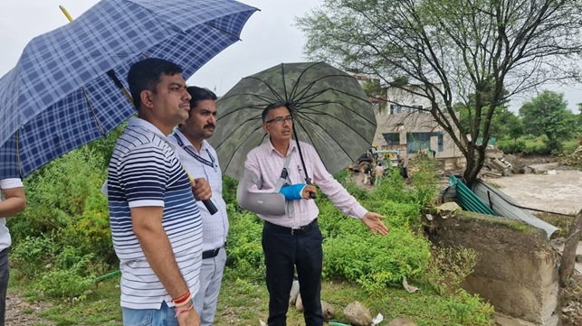 DC Kathua inspects protection works along Ravi River bank at Lakhanpur