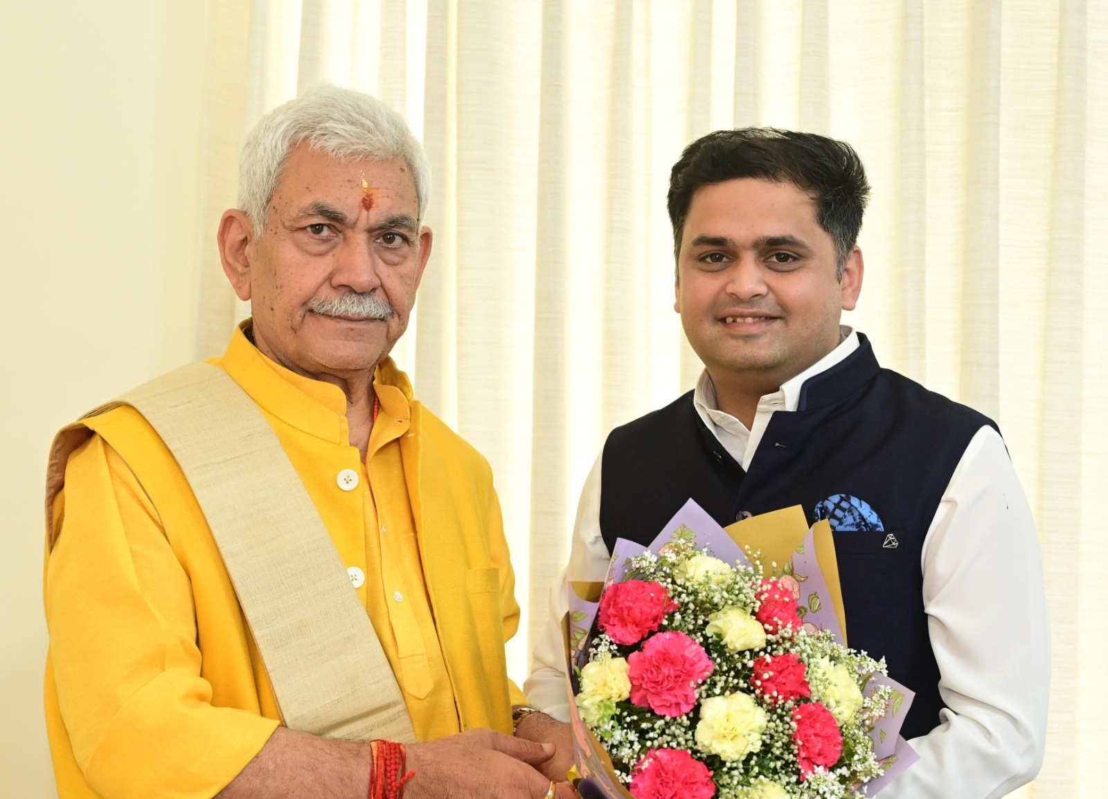 Neeraj Kundan calls on LG J&K 