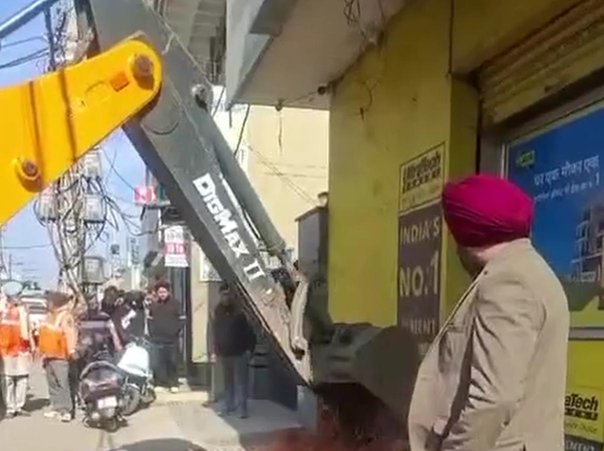 Mandeep Kour , Devansh Yadav lead anti encroachment drive in Jammu 