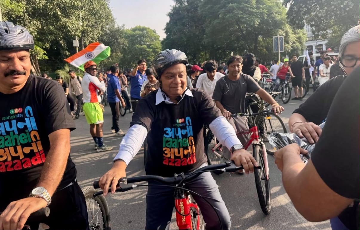 'Cycled after 30 years : Let's make Delhi roads safe for pedestrians and cyclists : Manoj Dwivedi '
