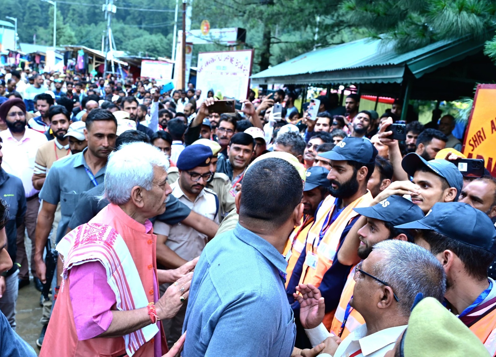 LG Manoj Sinha visits Nunwan and Chandanwari Base Camps