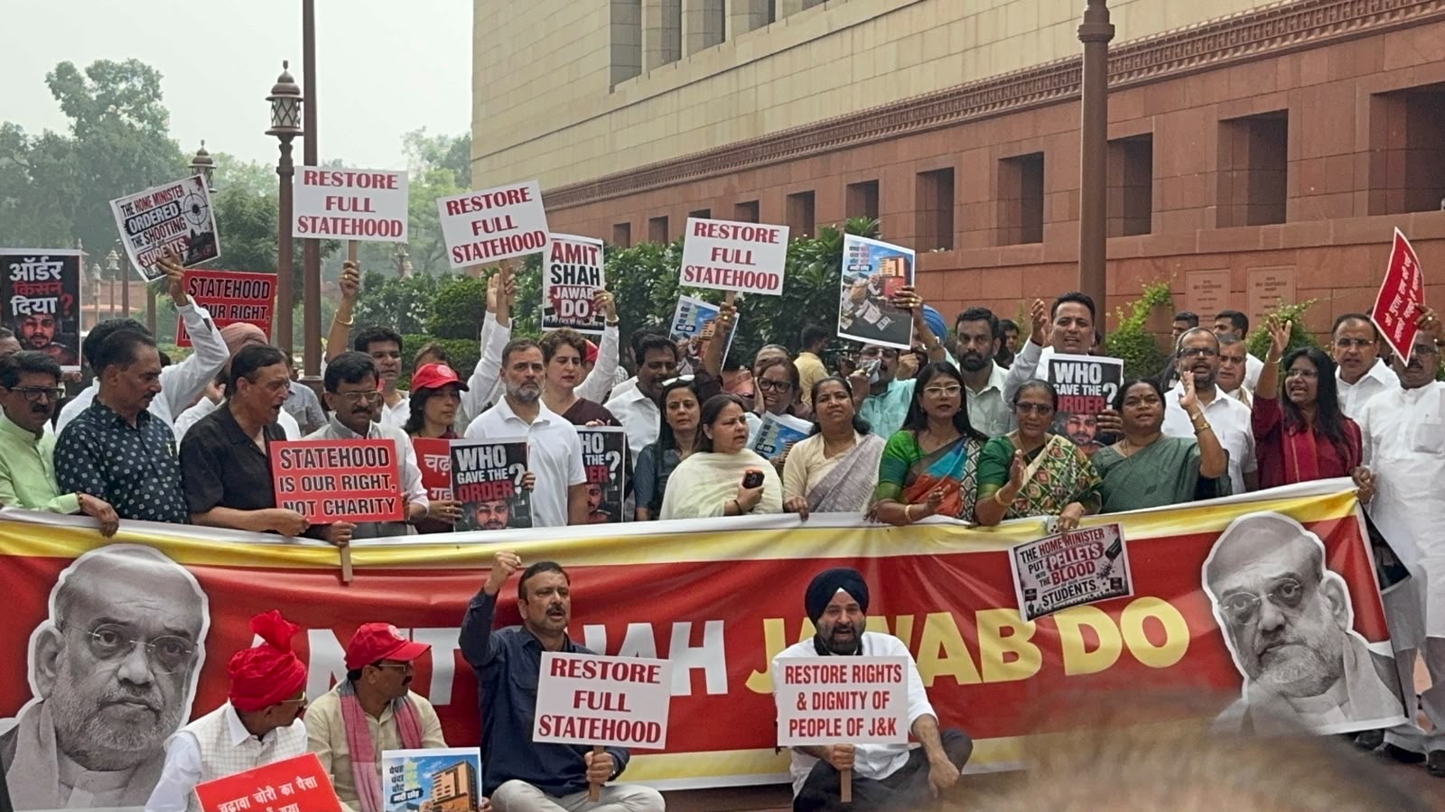 Rahul Gandhi , Priyanka Gandhi , Dimple Yadav , Supriya Sule, NC MPs including Shammi Oberoi hold protest for J&K Statehood
