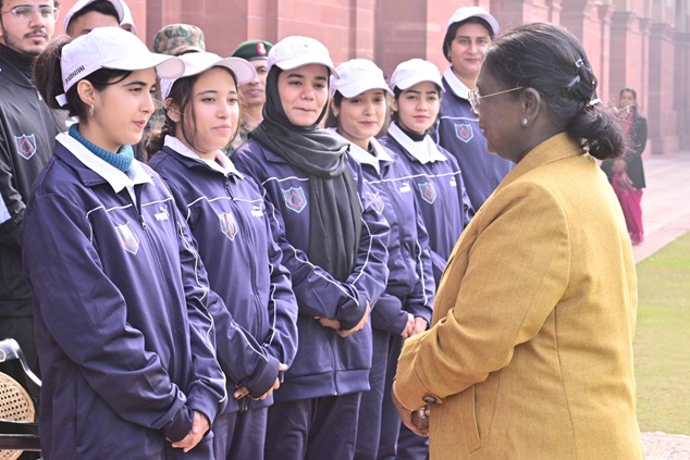 A group of students from Poonch calls on President Droupadi Murmu at Rashtrapati Bhavan