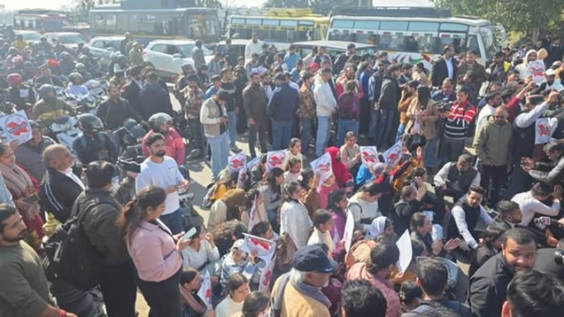 Students block Tawi Bridge in Jammu on Thursday over National Law University 