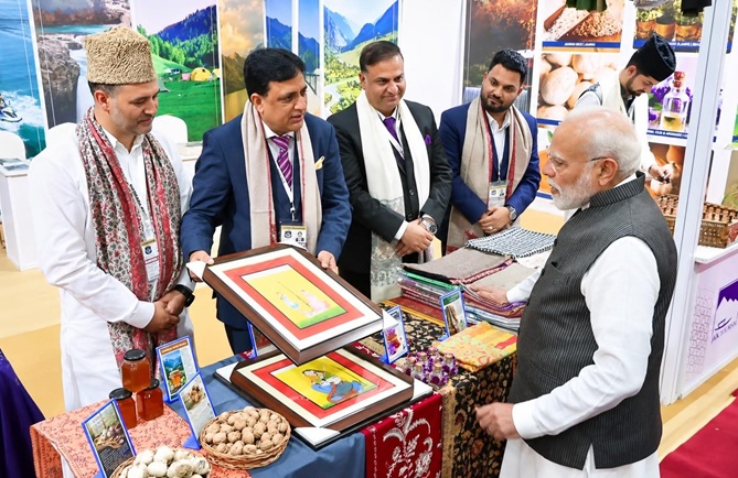 'PM Modi visits J&K pavilion at Bharat Parv in Gujarat'