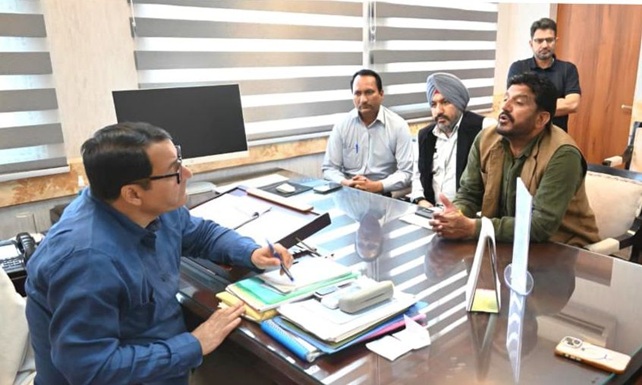 Javid Dar meets public delegations in Jammu, assures priority redress of Border area issues 
