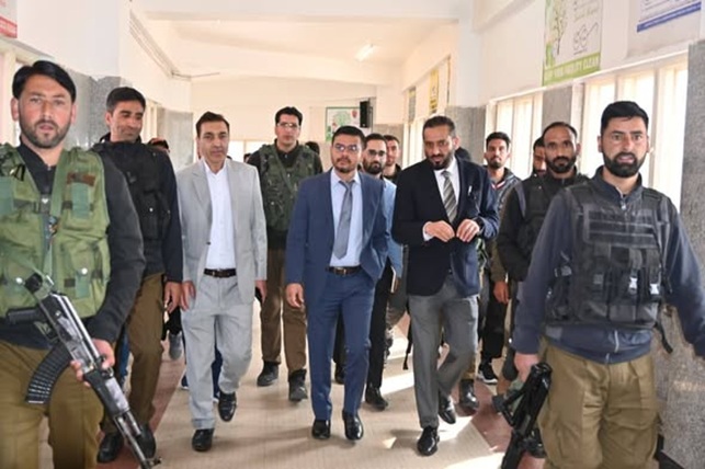DC Kulgam visits District Hospital; Reviews patient care services Distributes Nutritional Kits among TB Patients 