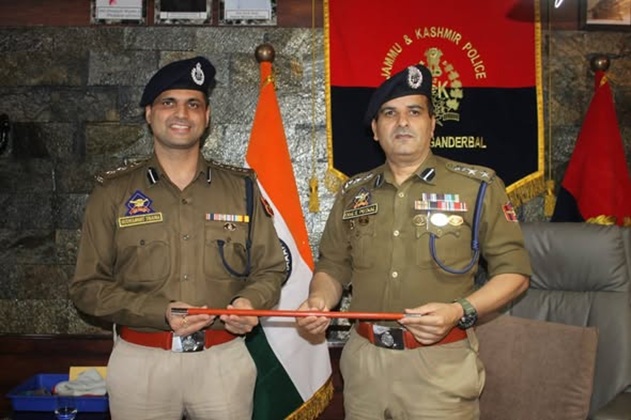 ' Dhama assume charge as SSP Ganderbal : Impresses upon officers to work with zeal, zest & dedication '