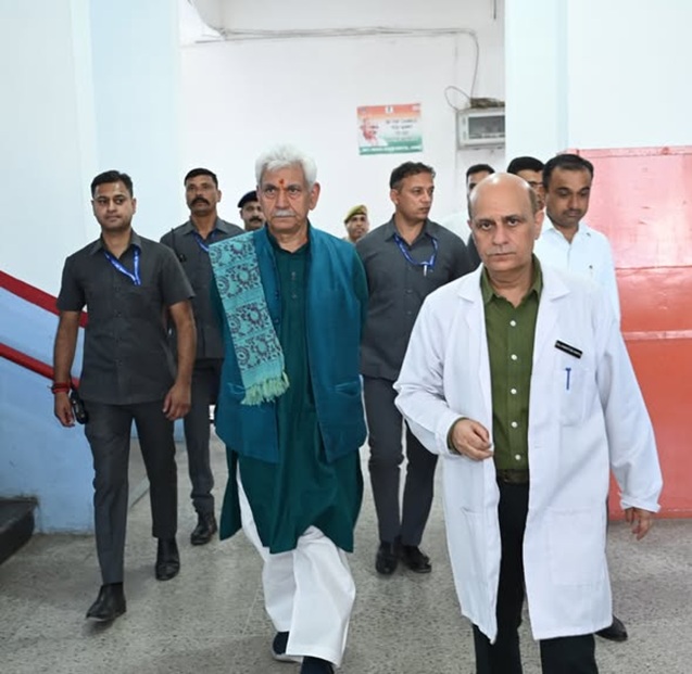 ' LG Manoj Sinha visits GMC Jammu , meets Injured '