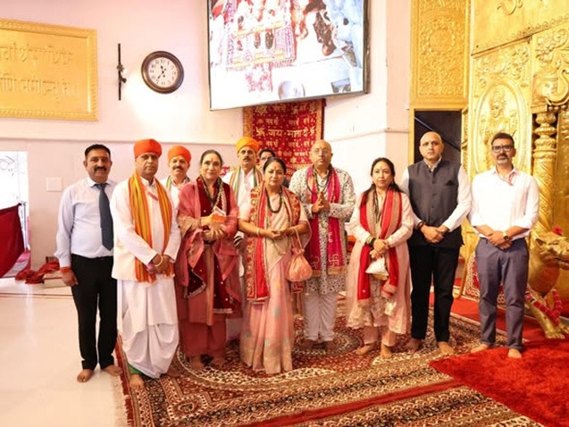 CM Delhi Rekha Gupta offers prayers at Maa Vaishno Devi shrine