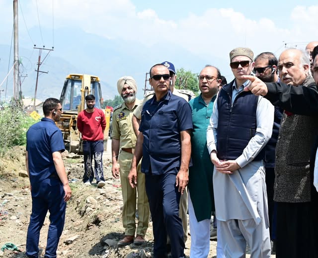 'CM Omar Abdullah , Advisor Nasir Sogami  inspect last year’s flood breach site'