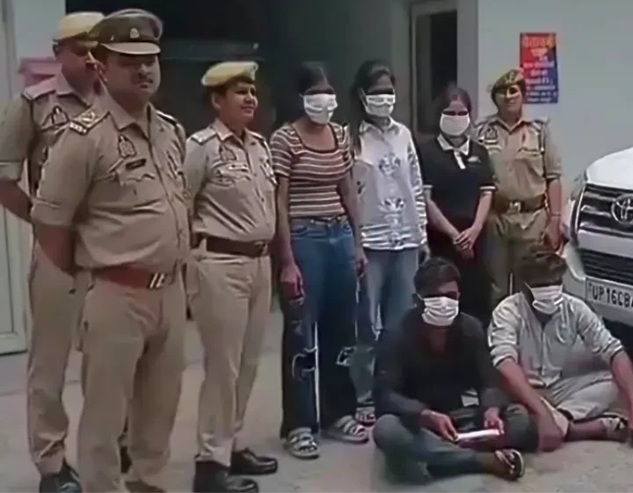 Police busts an online friendship club racket run by a gang of 03 girls & 03 boys