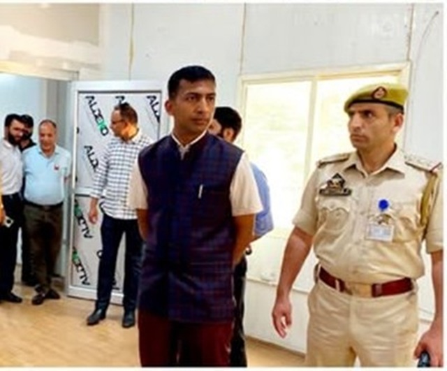 'Div Com Kashmir visits SKIMS Soura, Reviews Medical Care of Shri Amarnath Ji Yatris '