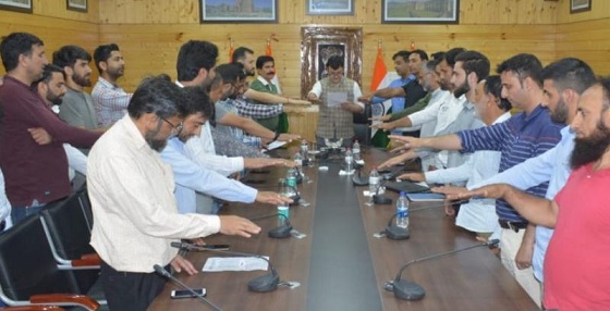Minga Sherpa administers pledge on ‘Bhrashtachar Mukht’ J&K to DIPR employees 