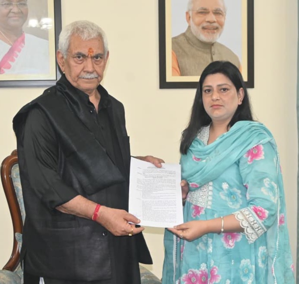 'LG J&K  hands over  appointment letter to Sapna Bandhral, wife of SGCT Lokesh Singh'