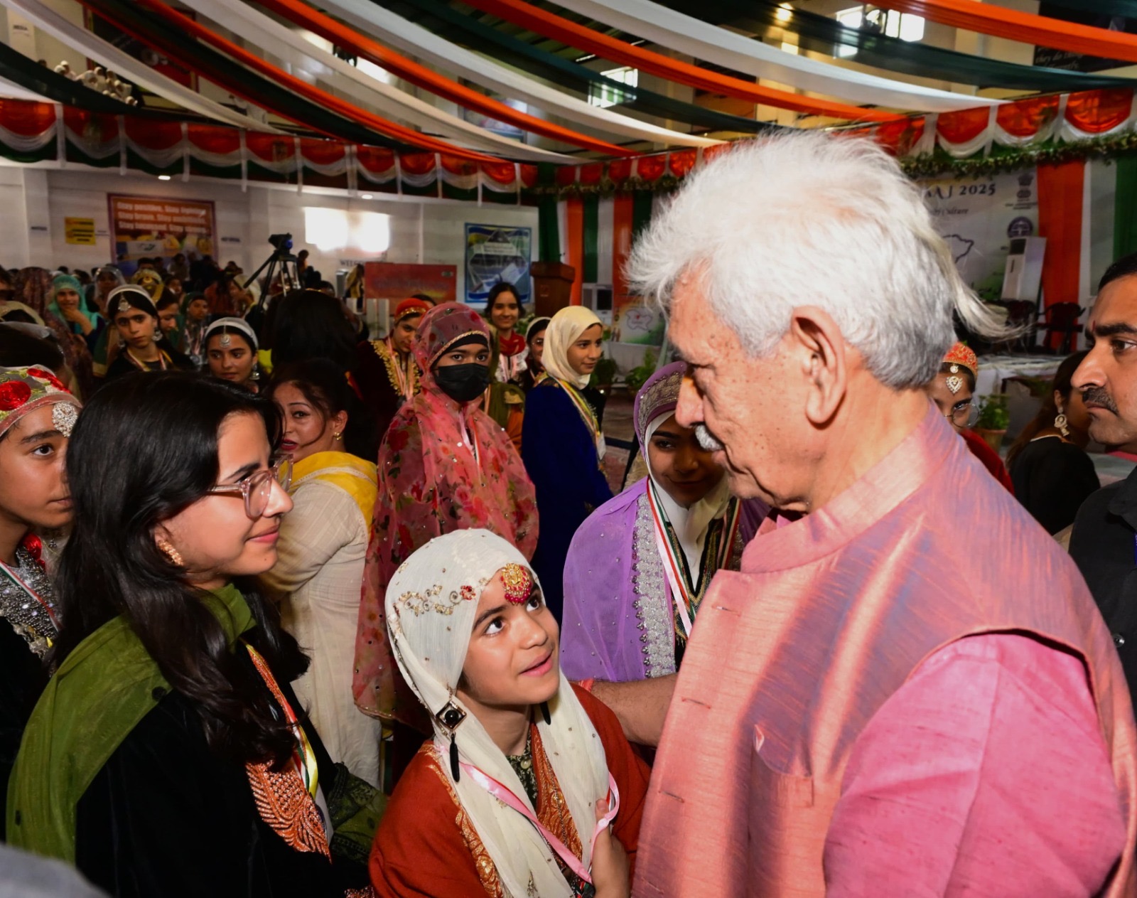 LG J&K congratulates 20,000 youth of Baramulla for setting a new world record