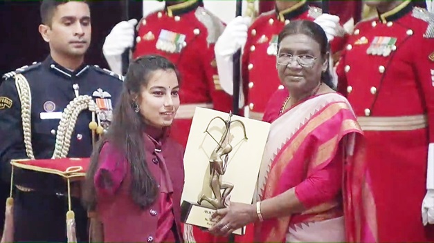 Specially abled Kishtwar girl Sheetal Devi honored with "Arjuna Award" from the President of India