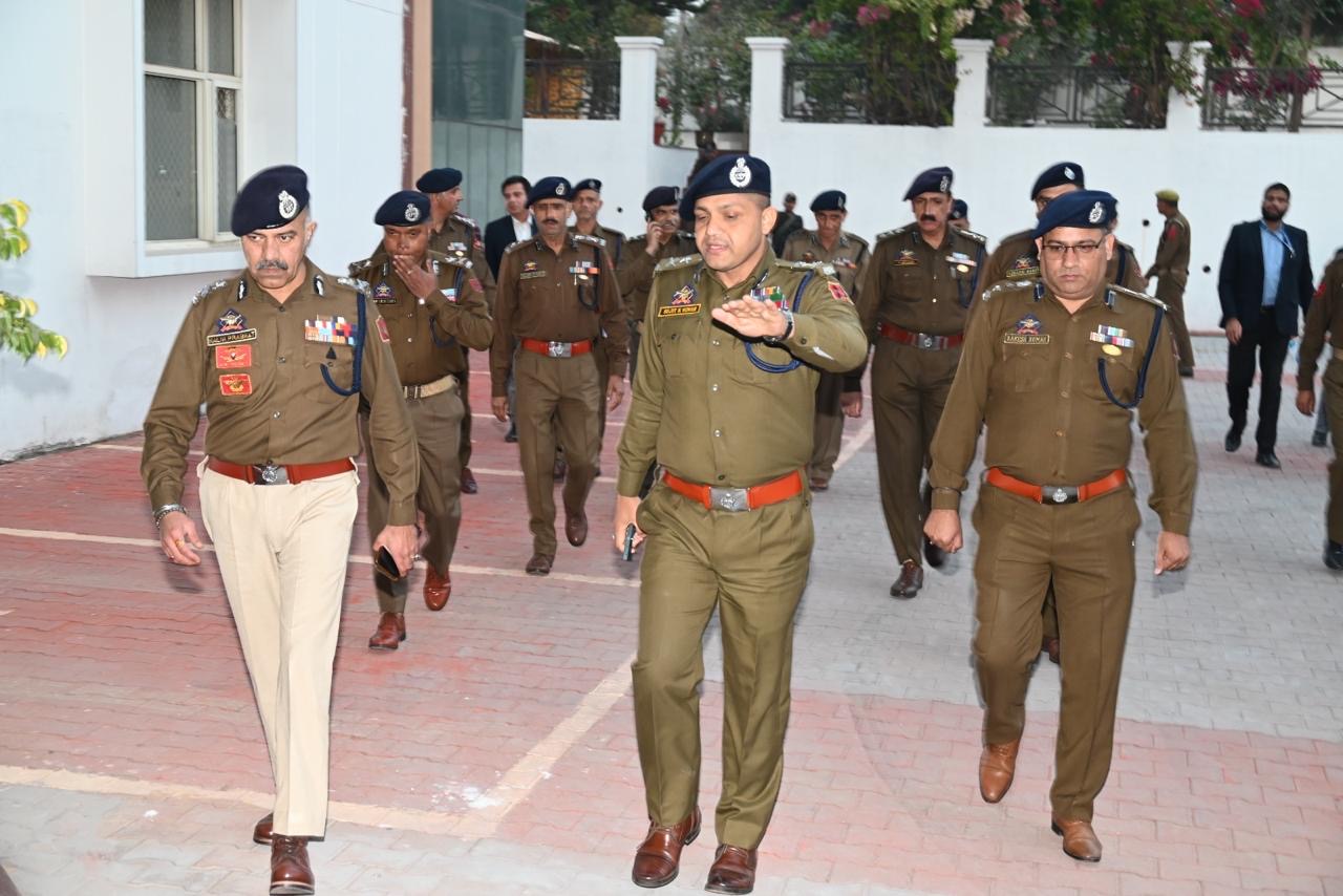 DGP J&K  conducts review  of Security Wing