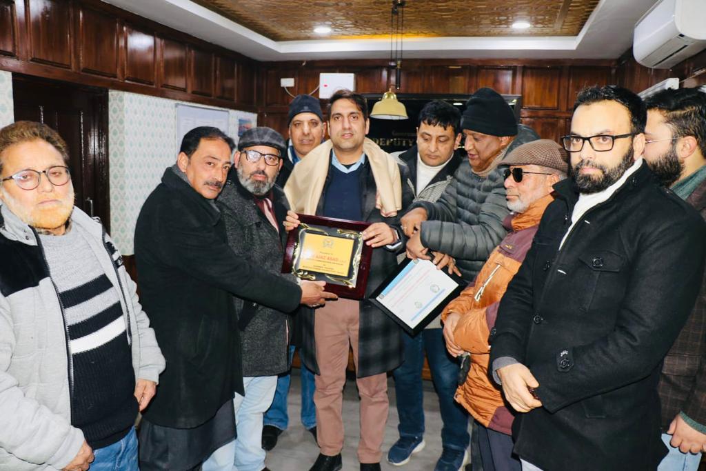  Batamaloo Traders and Transport Associations bid emotionally charged farewell to outgoing DC Srinagar Mohammad Aijaz Asad