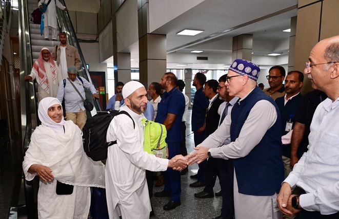  CM Omar Abdullah receives first batch of Hujjaaj 