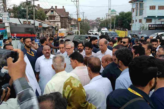 CM Omar Abdullah along with DyCM, Advisor, MLAs takes early-morning tour of Srinagar, Reviews key projects 