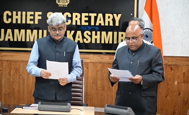 Chief Secretary administers Oath of Office to Chairperson, J&K Water Resources Regulatory Authority 