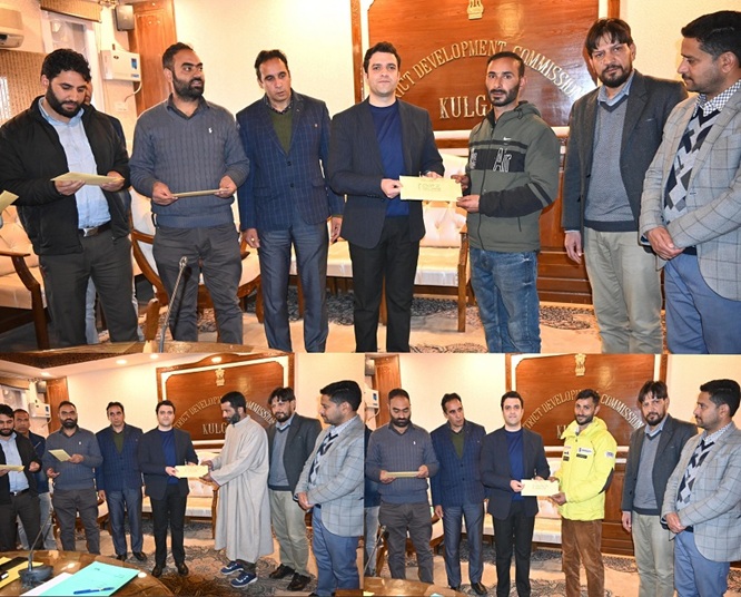  DC Kulgam Hands over sanction letters to PMAY-U 2.0 beneficiaries