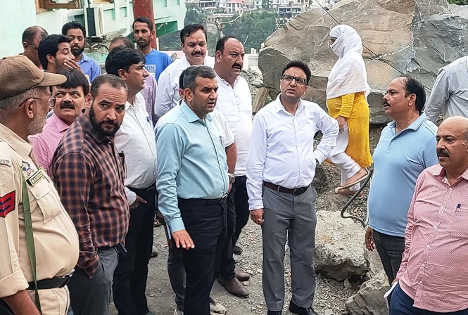  DC Ramban inspects water supply restoration works in flood affected areas