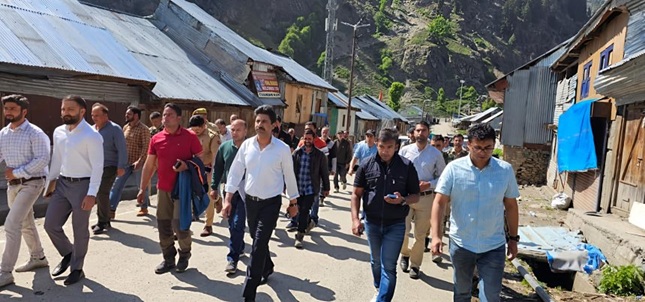DC Anantnag visits Nunwan & Chandanwari base camps 